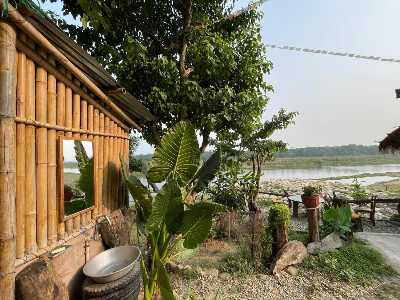Bamby Chilling House - Feel The Nature Sauraha Bagian luar foto