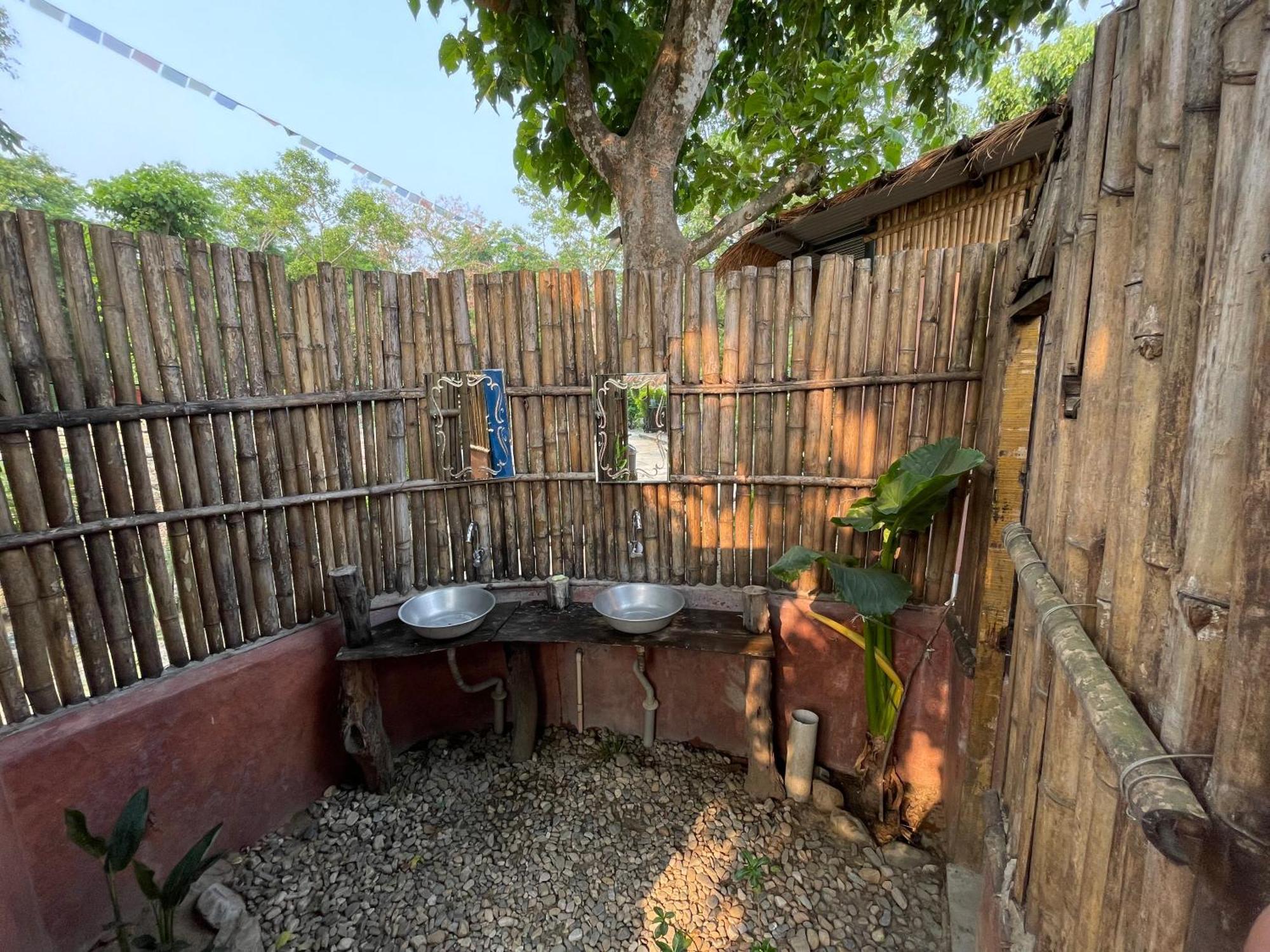 Bamby Chilling House - Feel The Nature Sauraha Bagian luar foto