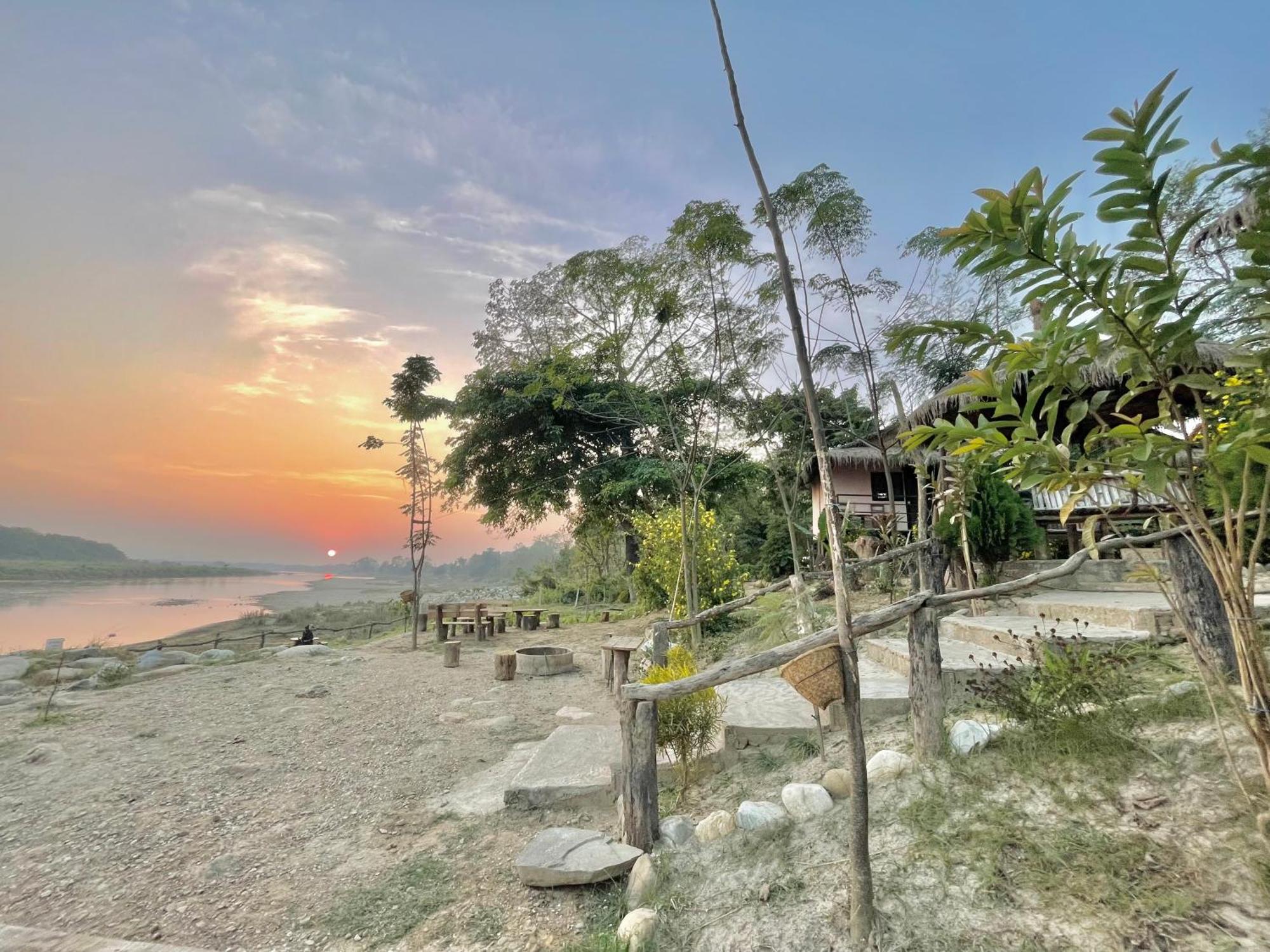 Bamby Chilling House - Feel The Nature Sauraha Bagian luar foto